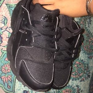 black nike huaraches